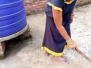 Bengali Bhabhi XXX झाड़ू निकाल रही भाभी को छत पर बने रूम जबरदस्त चोदा ! साफ हिंदी आवाज में