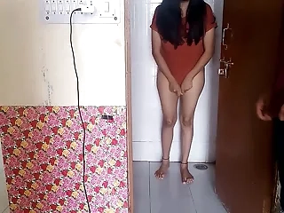 बाथरूम में चुपके से देख रहे जवान पडोसी को भाभी ने बुलाकर चूत चुदाई XXX Bathroom Sex