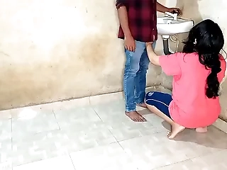 जवान प्लंबर से भाभी ने अपनी चूत की प्यास बुझाई ! XXX Plumber Sex हिंदी आवाज में